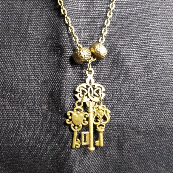 347 jeaniemade Antique Brass 3 Keys Necklace - Picture 2 of 2